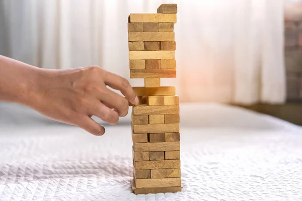 Giovane Uomo Tirando Fuori Blocco Legno Non Riescono Costruire Torre — Foto Stock