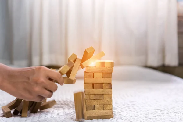 Joven Sacando Bloque Madera Fallan Torre Construcción Casa Drapeado Cambio — Foto de Stock