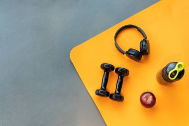 Eğitim spor halter, kulaklık, elma meyve, protein shake sağlıklı yaşam spor salonu fitness egzersiz egzersiz ekipman relax vücut geliştirme üzerinde Üstten Görünüm.