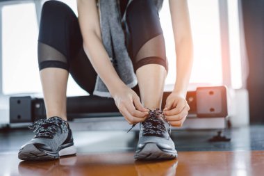Protein ile ayakkabı bağı kadar fitness salonunda çalışan egzersiz egzersiz kardiyo için sonra shake ve bina kas için kadın çöktü.