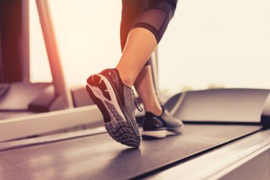 Kilo kaybı makineyi ile aerobik ince ve sert için sabahları sağlıklı duruma kadın fitness salonunda egzersiz koşma koşu bandı kardiyo egzersiz.