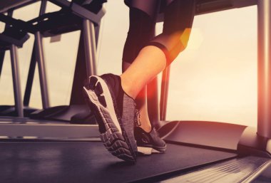 Kilo kaybı makineyi ile aerobik ince ve sert için sabahları sağlıklı duruma kadın fitness salonunda egzersiz koşma koşu bandı kardiyo egzersiz.