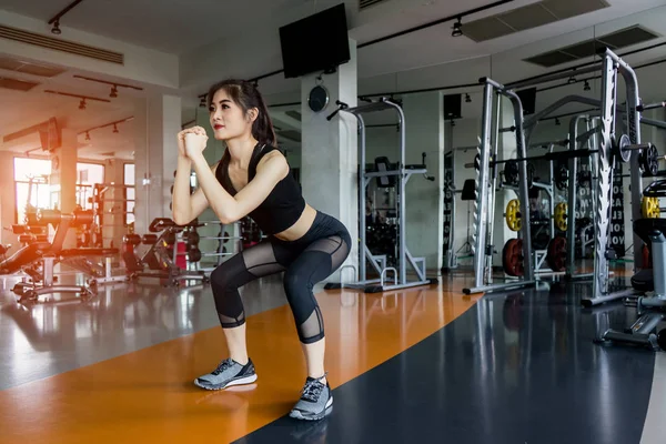 Ženy Cvičení Dělá Squat Cvičení Posilovně Fitness Centru Sportovec Sval — Stock fotografie