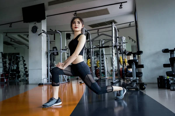 Žena Sportovní Roztáhnout Nohy Svaly Cvičení Cvičení Posilovně Fitness — Stock fotografie