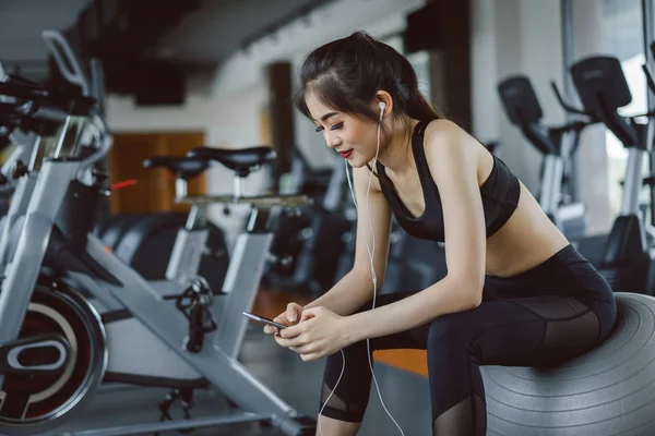 Mladá Asijská Žena Sportovec Poslech Hudby Smartphone Relaxovat Konec Cvičení — Stock fotografie