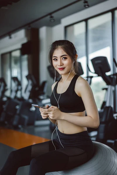 Mladá Asijská Žena Sportovec Poslech Hudby Smartphone Relaxovat Konec Cvičení — Stock fotografie