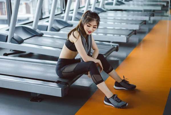 Asijské Žena Sedí Běžeckém Pásu Cvičení Nebo Otáčkách Fitness Tělocvičně — Stock fotografie