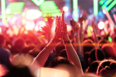 İnsanlar Ellerini çırp konser sahne ışıkları, 2019 yılın renk kalabalık.