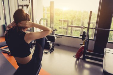Kadın egzersiz egzersiz Sit-up spor salonu fitness eğitim spor kas sağlıklı yaşam vücut geliştirme için.
