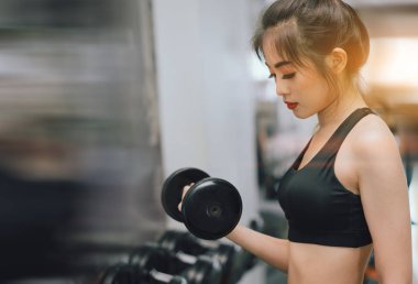 Kadın dumbbell egzersiz egzersiz kas güçlü ağır fitness spor salonu ve sağlıklı yaşam onun pazı kas temel eğitim geliştirme ile