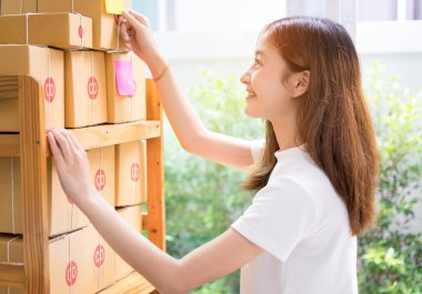 Genç Asyalı kız freelancer iş evde çalışma office Not, özel posta o, sıralama kutusu teslim online pazar için müşteri satınalma siparişlerinde ambalajlama.