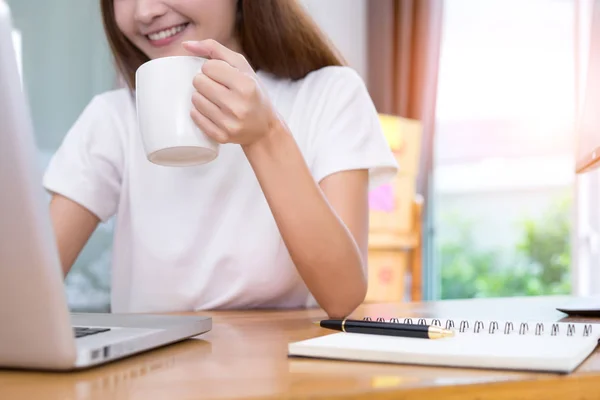 Primer Plano Joven Chica Asiática Freelancer Negocio Privado Trabajando Casa — Foto de Stock