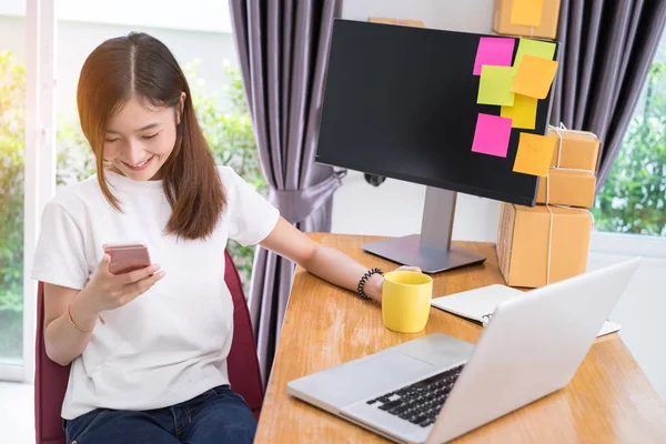 Joven Chica Asiática Freelancer Negocio Privado Trabajando Casa Oficina Usando — Foto de Stock