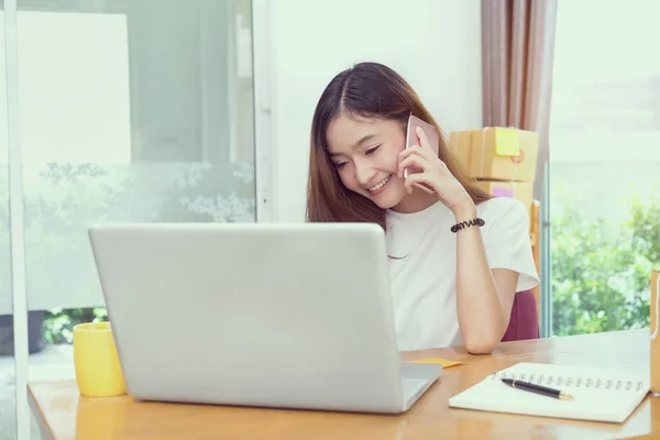 Joven Chica Asiática Freelancer Negocio Privado Trabajando Casa Oficina Usando — Foto de Stock