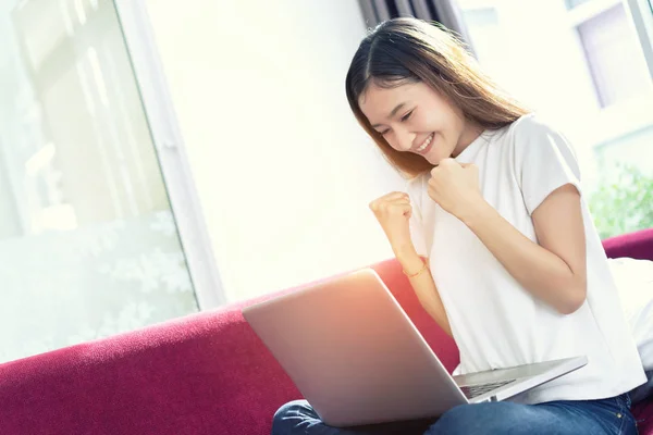 Joven Asiática Chica Freelance Compras Compra Línea Carrito Venta Ordenador — Foto de Stock