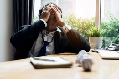 İşadamı başarısızlık proje planı süre ciddi duygu ve depresyon veya süre çalışma tablosu raporda evrak ile office odasında
