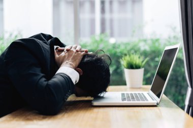 İşadamı başarısızlık proje planı süre ciddi duygu ve depresyon veya süre ile dizüstü bilgisayar rapor çalışma tablosu üzerinde office odasında