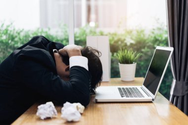 İşadamı başarısızlık proje planı süre ciddi duygu ve depresyon veya süre ile dizüstü bilgisayar rapor çalışma tablosu üzerinde office odasında