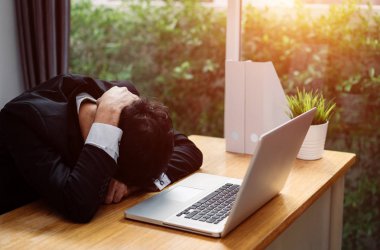 İşadamı başarısızlık proje planı süre ciddi duygu ve depresyon ya da belirlenen son tarihte işyeri dizüstü bilgisayarı raporu ile oda ofis