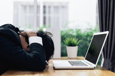 İşadamı başarısızlık proje planı süre ciddi duygu ve depresyon veya süre ile dizüstü bilgisayar rapor çalışma tablosu üzerinde office odasında