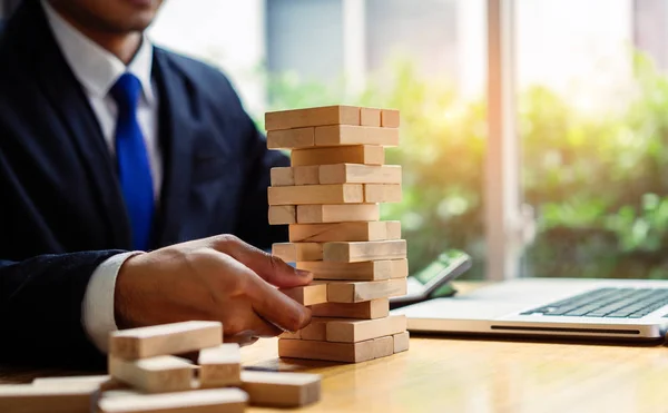 Businessman Scegliere Blocco Legno Fallire Pericolo Torre Sfida Costruzione Gioco — Foto Stock