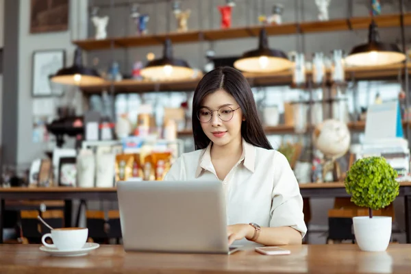 Feliz Freelancer Mujer Asiática Que Trabaja Con Computadora Portátil Digital — Foto de Stock