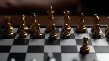 Yakın çekim Adam hareketli satranç piyon satranç tahtası kazanan ve zafer kavramı, strateji planlama iş Yavaş hareket düşman yenilgi