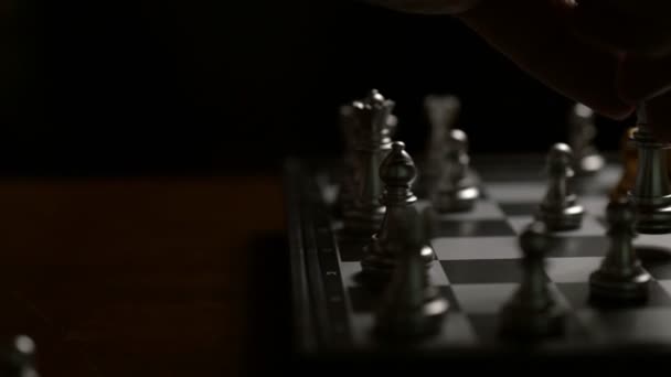 Bliska Człowiek Porusza Srebrny Król Szachy Pokonać Wroga Szachownicy Zwycięzca — Wideo stockowe
