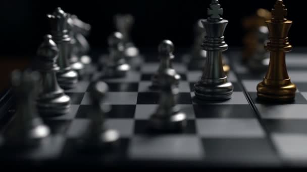 クローズアップ男移動銀王チェスはチェスボードの勝者と勝利の概念 戦略計画ビジネススローモーションで敵を倒す — ストック動画