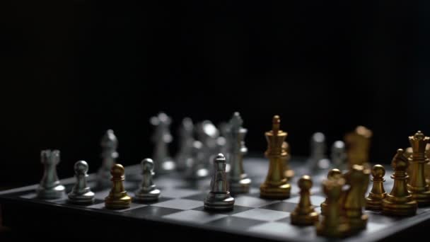 クローズアップ男移動銀王チェスはチェスボードの勝者と勝利の概念 戦略計画ビジネススローモーションで敵を倒す — ストック動画