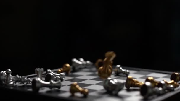 チェスボード敗者の概念暗い背景にスローモーションに落ちるチェス — ストック動画