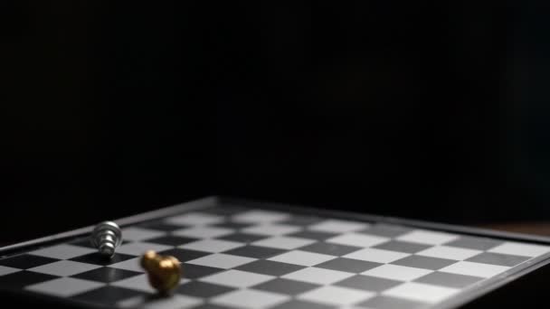 Шахи Падають Шахову Дошку Концепція Невдахи Повільний Рух Темному Тлі — стокове відео
