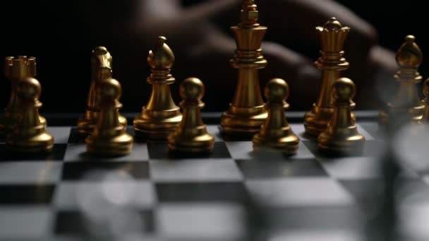 Κοντινό Επάνω Man Μετακίνηση Πιόνι Σκάκι Ήττα Εχθρός Σκακιέρα Νικητή — Αρχείο Βίντεο
