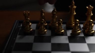 Yakın çekim Adam hareketli satranç piyon satranç tahtası kazanan ve zafer kavramı, strateji planlama iş Yavaş hareket düşman yenilgi