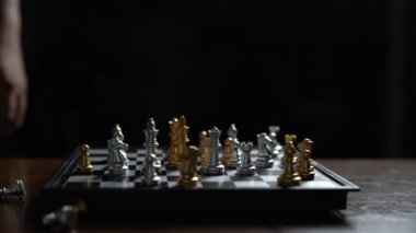 Yakın kapat Man süpürme satranç taşı satranç tahtası kaybeden kavramı Yavaş hareket