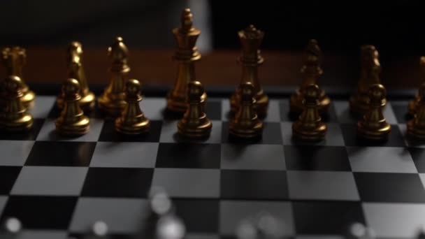 クローズアップ男移動チェスポーンはチェスボードの勝者と勝利の概念 戦略計画ビジネススローモーションで敵を倒します — ストック動画