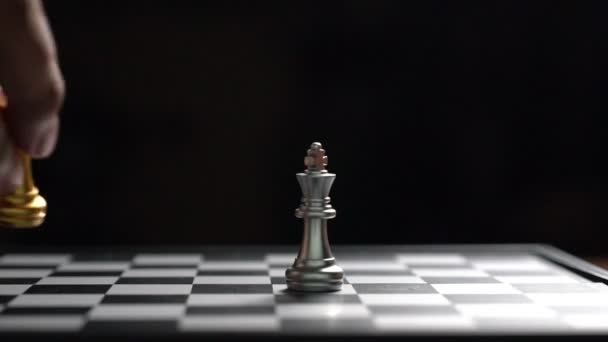 Κοντινό Επάνω Άνθρωπος Που Κινείται Χρυσό Βασιλιά Σκάκι Ήττα Εχθρός — Αρχείο Βίντεο