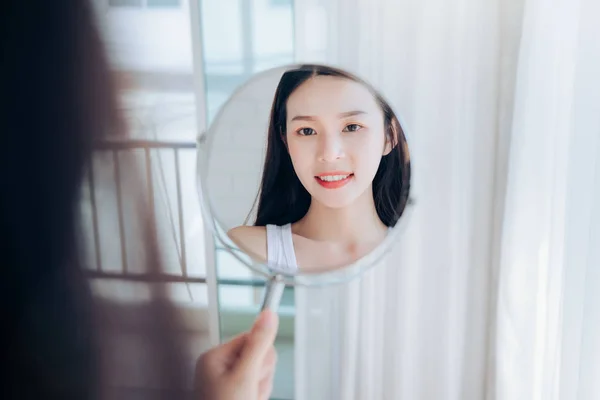 Jong Schoonheid Aziatische Vrouw Kijken Spiegel Controleren Duidelijk Gezicht Huidverzorging — Stockfoto