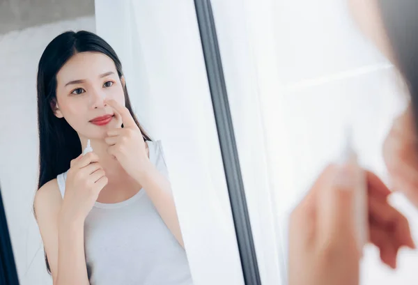 Beauté Asiatique Femme Utilisation Acné Gel Soins Peau Après Nettoyage — Photo