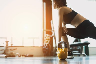 Kadın egzersiz egzersiz jimnastik salonu fitness eğitim spor kettlebells ağırlık kaldırma ve bacaklar bodur sağlıklı yaşam vücut geliştirme ile.