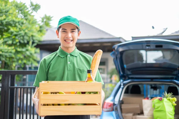 Comida Entregar Hombre Asiático Uniforme Verde Dar Frutas Verduras Casa —  Fotos de Stock