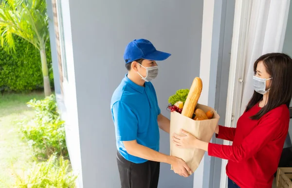 Maske Takan Yemek Teslimatçısı Kadın Müşteri Hizmetlerini Karşılamak Için Meyve — Stok fotoğraf