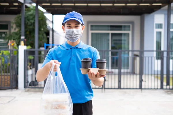 Entrega Alimentos Homem Usando Máscara Entregando Sacos Plástico Compras Line — Fotografia de Stock
