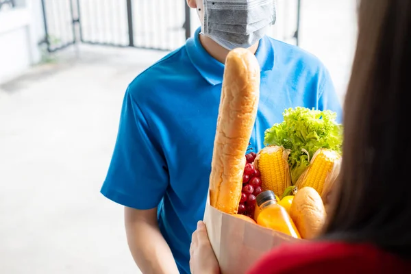 Voedsel Levering Man Met Masker Geven Fruit Groente Winkelen Supermarkt — Stockfoto