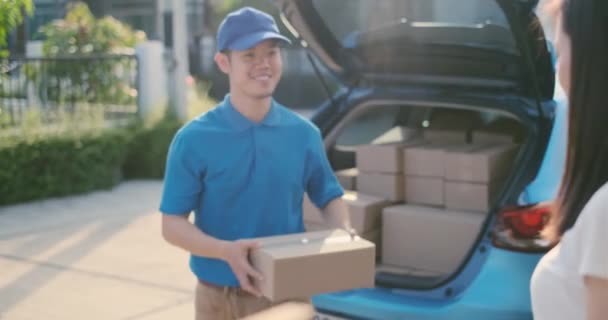 Servicio Entrega Masculino Uniforme Paquete Caja Cartón Cliente Del Receptor — Vídeo de stock