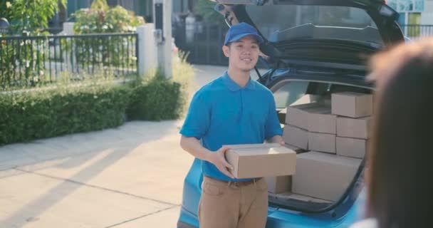 Leveringsdienst Man Uniform Geven Kartonnen Doos Pakket Aan Ontvanger Klant — Stockvideo