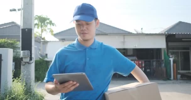 Lieferservice Männlich Uniform Geben Karton Paket Fuß Zum Empfänger Kunden — Stockvideo