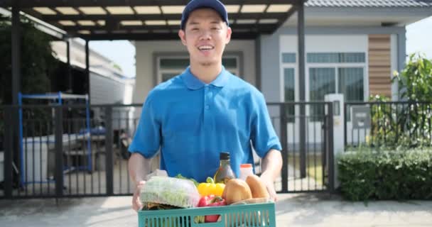 Comida Entregar Hombre Asiático Uniforme Azul Dar Frutas Verduras Casa — Vídeo de stock