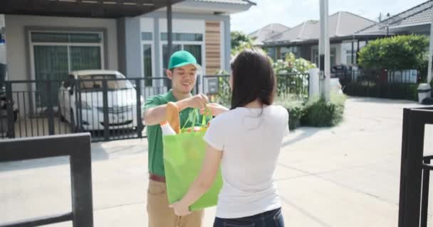 Mat Leverera Asiatisk Man Grön Uniform Ger Frukt Och Grönsaker — Stockvideo