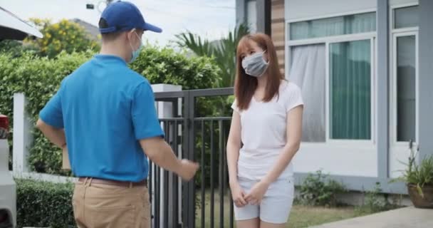 Asijské Doručovatel Nosí Masku Poslat Balíček Aplikující Ruční Sprej Čištění — Stock video